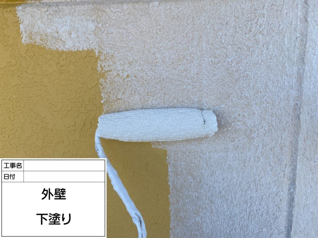 外壁の下塗りを行います。<br />
下塗りは外壁材と中塗り・上塗り塗料との接着力を強め、耐久性に優れた外壁塗膜を作り出す、大切な工程です。